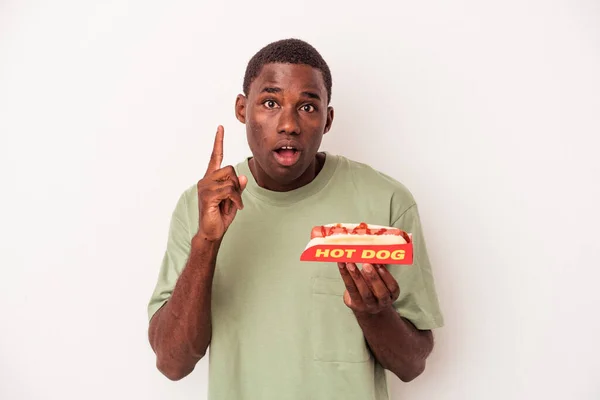 Giovane Uomo Afroamericano Mangiare Hot Dog Isolato Sfondo Bianco Avendo — Foto Stock