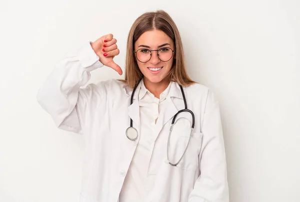 若い医師ロシアの女性は 白い背景に嫌いなジェスチャー 親指を示す隔離された 意見の相違 — ストック写真