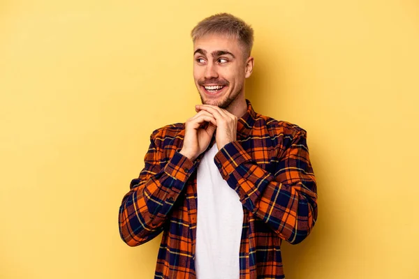 Jonge Blanke Man Geïsoleerd Gele Achtergrond Bidden Voor Geluk Verbaasd — Stockfoto