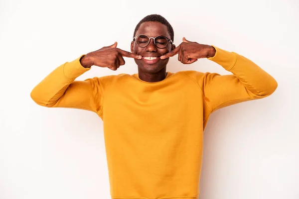 Joven Afroamericano Aislado Sobre Fondo Blanco Sonríe Señalando Con Los —  Fotos de Stock