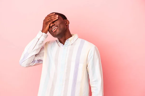 Jovem Afro Americano Isolado Fundo Rosa Cobre Olhos Com Mãos — Fotografia de Stock