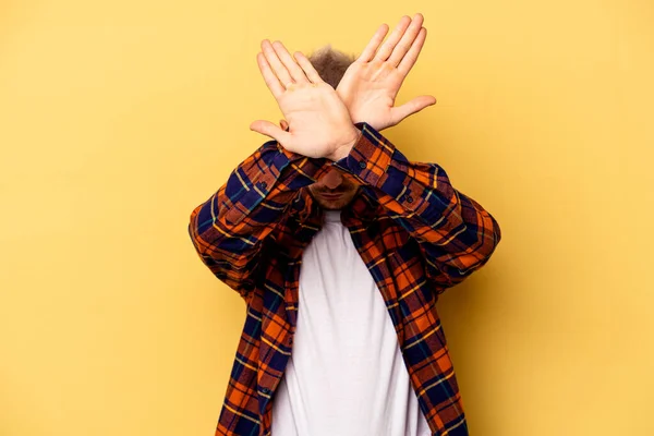 Giovane Uomo Caucasico Isolato Sfondo Giallo Tenendo Due Braccia Incrociate — Foto Stock