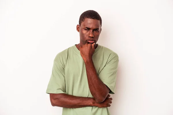 Junger Afrikanisch Amerikanischer Mann Isoliert Auf Weißem Hintergrund Misstrauisch Unsicher — Stockfoto