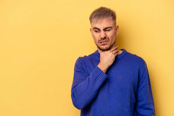 Young Caucasian Man Isolated Yellow Background Touching Back Head Thinking — Stock Photo, Image