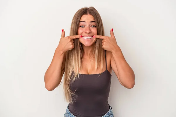 Молода Російська Жінка Білому Фоні Посміхається Показуючи Пальцями Рот — стокове фото