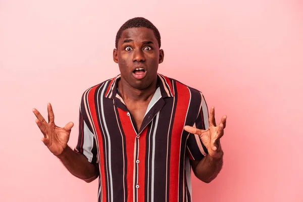 Ung Afrikansk Amerikansk Man Isolerad Rosa Bakgrund Skriker Till Himlen — Stockfoto