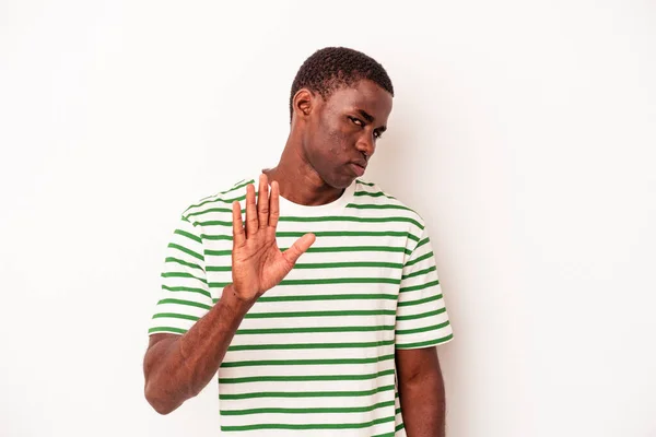 Mladý Africký Američan Izolovaný Bílém Pozadí Odmítá Někoho Kdo Ukazuje — Stock fotografie