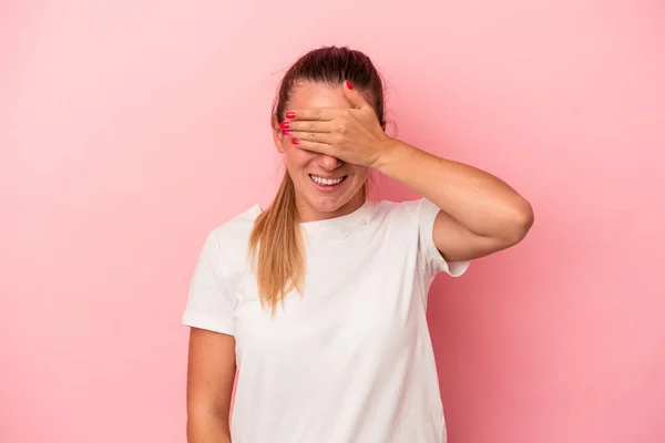 Mujer Rusa Joven Aislada Sobre Fondo Rosa Cubre Los Ojos —  Fotos de Stock