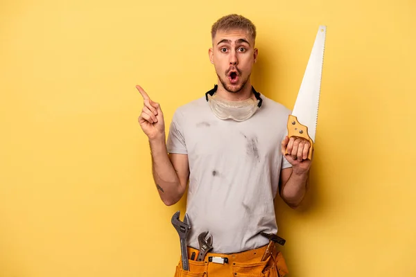 Giovane Elettricista Uomo Caucasico Isolato Sfondo Giallo Che Punta Verso — Foto Stock