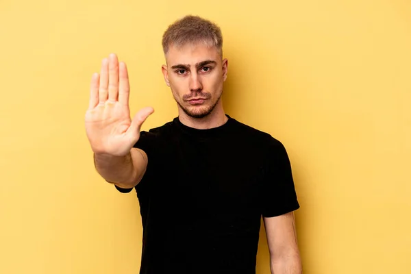 Jovem Caucasiano Isolado Fundo Amarelo Com Mão Estendida Mostrando Sinal — Fotografia de Stock