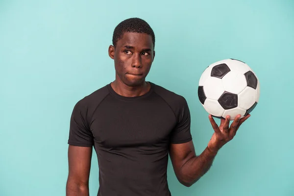Joven Hombre Afroamericano Jugando Fútbol Aislado Sobre Fondo Azul Confundido — Foto de Stock