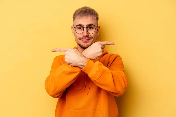 Homem Caucasiano Jovem Isolado Pontos Fundo Amarelo Lateralmente Está Tentando — Fotografia de Stock