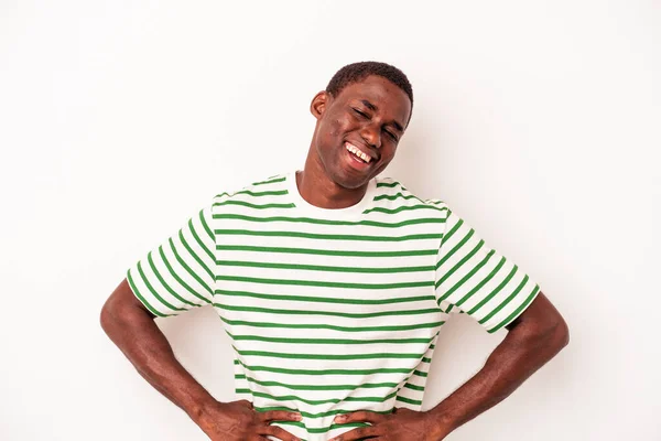 Mladý Africký Američan Izolovaný Bílém Pozadí Šťastný Usmívající Veselý — Stock fotografie