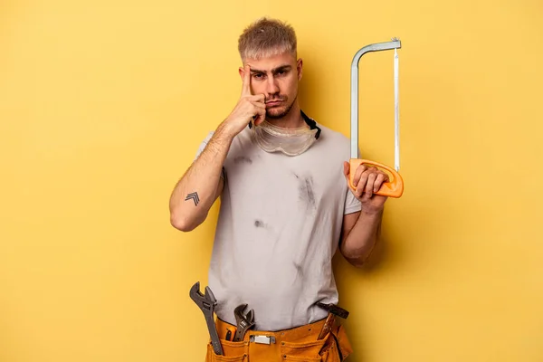 Young Electrician Caucasian Man Isolated Yellow Background Pointing Temple Finger — Foto Stock