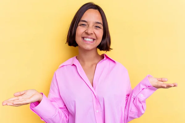 Mujer Joven Raza Mixta Aislada Sobre Fondo Amarillo Mostrando Una — Foto de Stock