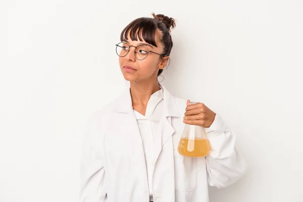 Junge Wissenschaftlerin Mit Gemischter Rasse Hält Reagenzglas Isoliert Auf Weißem — Stockfoto