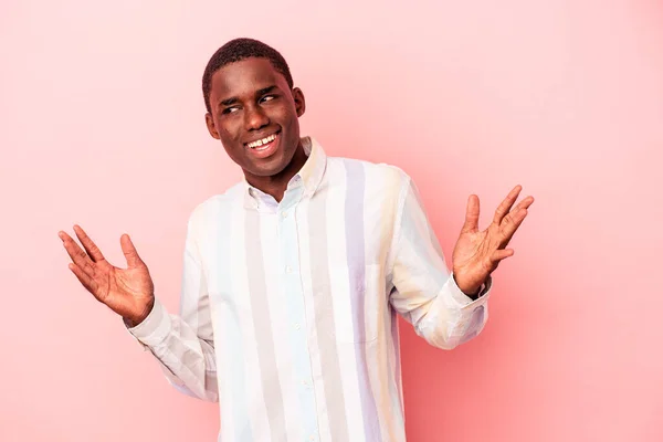 Jonge Afro Amerikaanse Man Geïsoleerd Roze Achtergrond Vrolijk Lachen Veel — Stockfoto
