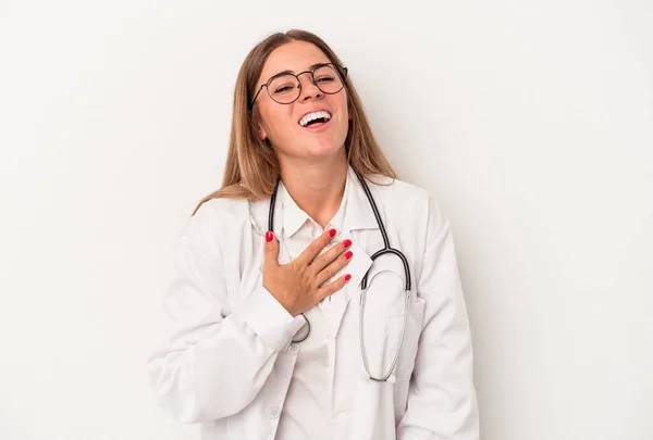 Jonge Dokter Russische Vrouw Geïsoleerd Witte Achtergrond Lacht Uit Luid — Stockfoto