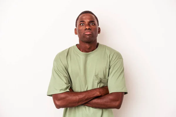 Giovane Uomo Afroamericano Isolato Sfondo Bianco Soffia Guance Espressione Stanca — Foto Stock