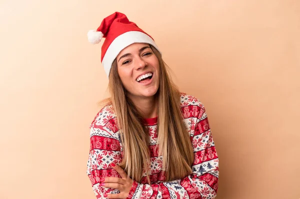 若いですロシアの女性お祝いクリスマス孤立した上ベージュの背景笑いと楽しみを持って — ストック写真