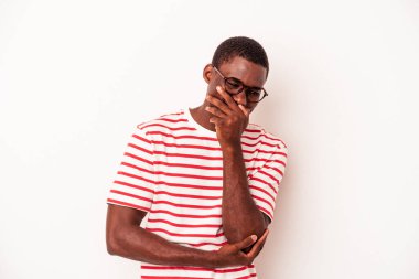 Genç Afro-Amerikan erkeği beyaz arka planda izole edilmiş mutlu, kaygısız, doğal duygulara gülüyor..