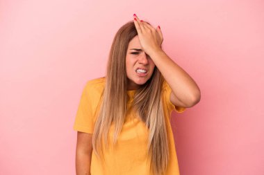 Pembe arka planda izole edilmiş genç Rus kadın bir dedikoduyu dinlemeye çalışıyor..