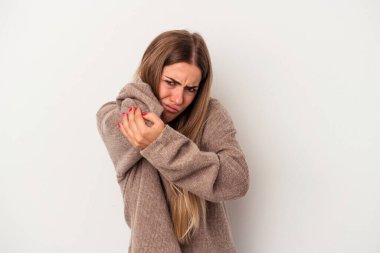 Genç Rus kadın beyaz arka planda izole edilmiş, dirsek masajı yapıyor, kötü bir hareketin ardından acı çekiyor..