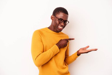 Beyaz arka planda izole edilmiş genç Afro-Amerikalı adam Palm 'da bir fotokopi alanı tutarken heyecanlı..