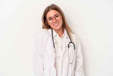 Beyaz arka planda izole edilmiş genç doktor. Mutlu, güler yüzlü ve neşeli..