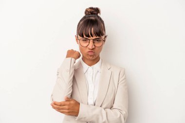 Beyaz arka planda izole edilmiş genç melez kadın stresten dolayı boynu ağrıyor, masaj yapıyor ve elle dokunuyor..