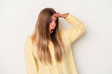 Beyaz arka planda izole edilmiş genç bir Rus kadın çok uzaklara bakıyor ve elini alnına koyuyor..