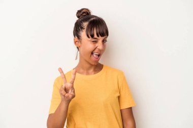 Genç melez kadın beyaz arka planda izole edilmiş. İki numarayı parmaklarıyla gösteriyor..