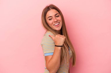Pembe arka planda izole edilmiş genç bir Rus kadın çok uzaklara bakıyor ve elini alnına koyuyor..