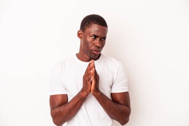 Genç Afrikalı Amerikalı bir adam beyaz arka planda izole edilmiş bir plan kuruyor..