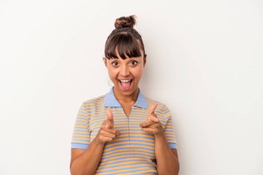 Beyaz arka planda soyutlanmış genç melez bir kadın. Neşeli gülücükler öne bakıyor..