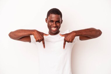 Beyaz arka planda izole edilmiş genç Afro-Amerikan erkekleri parmakları aşağıda, olumlu hisler.