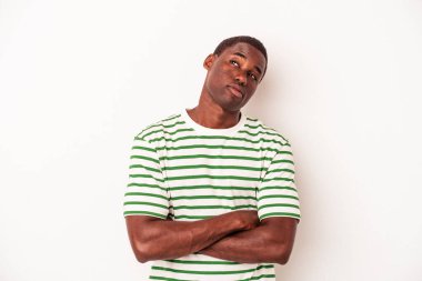 Genç Afrikalı Amerikalı adam beyaz arka planda izole edilmiş hedeflerine ve amaçlarına ulaşma hayali kuruyor.