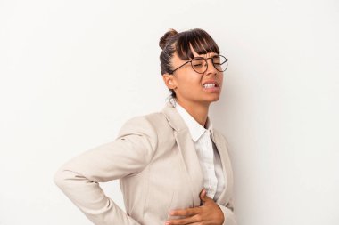 Genç melez kadın beyaz arka planda izole edilmiş sırt ağrısı çekiyor..