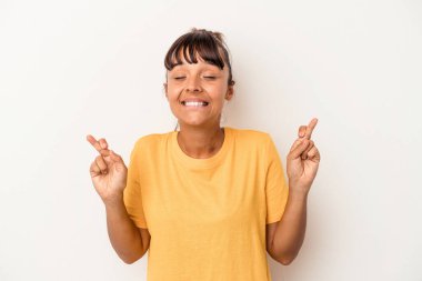 Genç melez kadın beyaz arka planda izole edilmiş şans dilemek için şans diliyor.