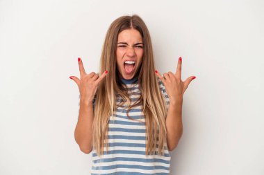 Beyaz arka planda izole edilmiş genç bir Rus kadını selamlama jesti olarak kameraya uzanıyor..