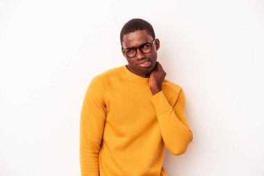 Genç Afrikalı Amerikalı adam beyaz arka planda izole edilmiş kafasının arkasına dokunuyor, düşünüyor ve bir seçim yapıyor..