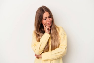 Beyaz arka planda izole edilmiş genç bir Rus kadın şüpheli ve şüpheci bir ifadeyle yana bakıyor..