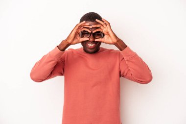 Beyaz arka planda izole edilmiş genç Afro-Amerikan bir adam.