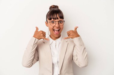 Beyaz arka planda izole edilmiş genç melez kadın parmakları olan bir cep telefonu hareketi gösteriyor..