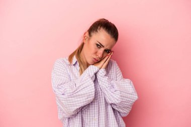 Pembe arka planda izole edilmiş genç Rus kadın yoğun bir günün ardından dinleniyor, yoga yapıyor..