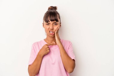 Genç melez bir kadın beyaz arka planda izole edilmiş güçlü bir diş ağrısı ve azı dişi ağrısı var..