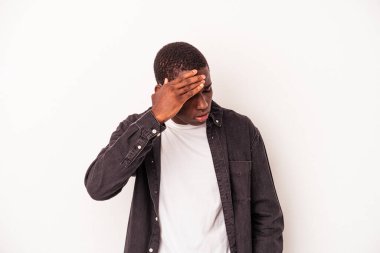 Beyaz arka planda izole edilmiş, başı ağrıyan, yüzüne dokunan genç bir Afrikalı Amerikalı..