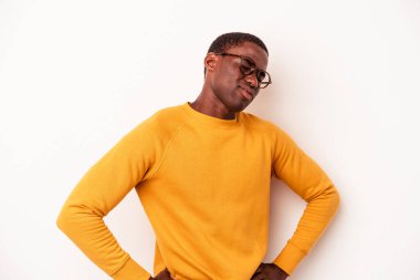 Beyaz arka planda izole edilmiş, hoşnutsuzca kaşlarını çatmış, kollarını kavuşturmuş genç Afrikalı Amerikalı bir adam..