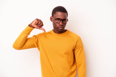 Beyaz arka planda izole edilmiş genç Afro-Amerikan bir adam hoşlanmadığı bir hareket sergiliyor. Anlaşmazlık konsepti.