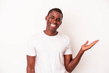 Beyaz arka planda izole edilmiş genç Afro-Amerikalı bir adam bir avuç içinde fotokopi alanı gösteriyor ve belinde başka bir el tutuyor..